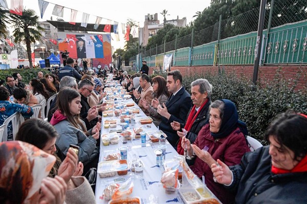 İzmir Büyükşehir’in İftar Sofraları Karşıyaka’dan Başladı, 19 İlçede Devam Ediyor