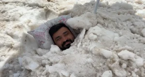 Erzincan’da 40 Derece Sıcaktan Bunalan Vatandaş Ergan Dağı’nda Kara Gömülerek Serinledi