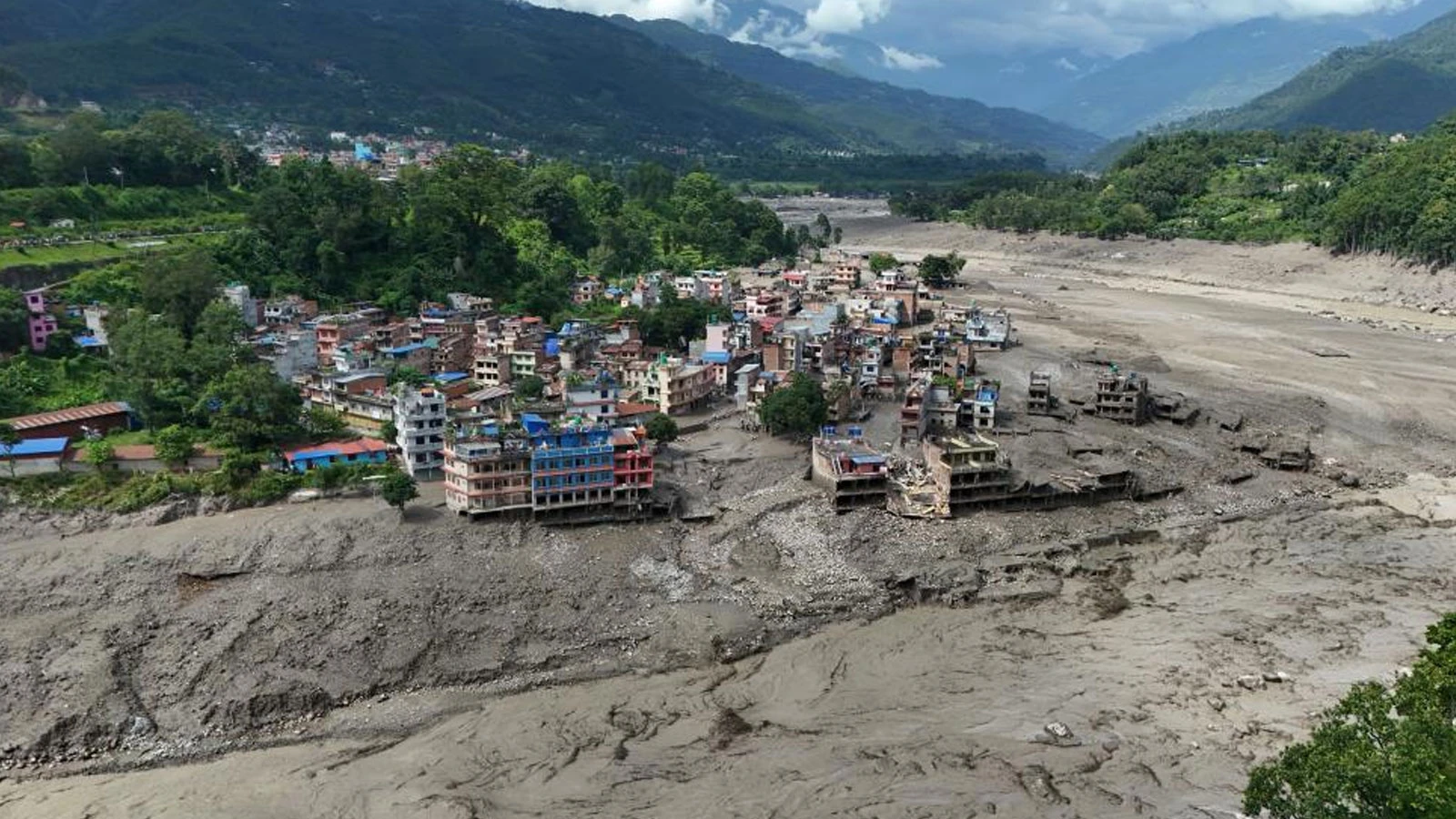 Nepal’in Bhotekoshi Nehri’ndeki büyük sel felaketinde can kaybı hızla artıyor