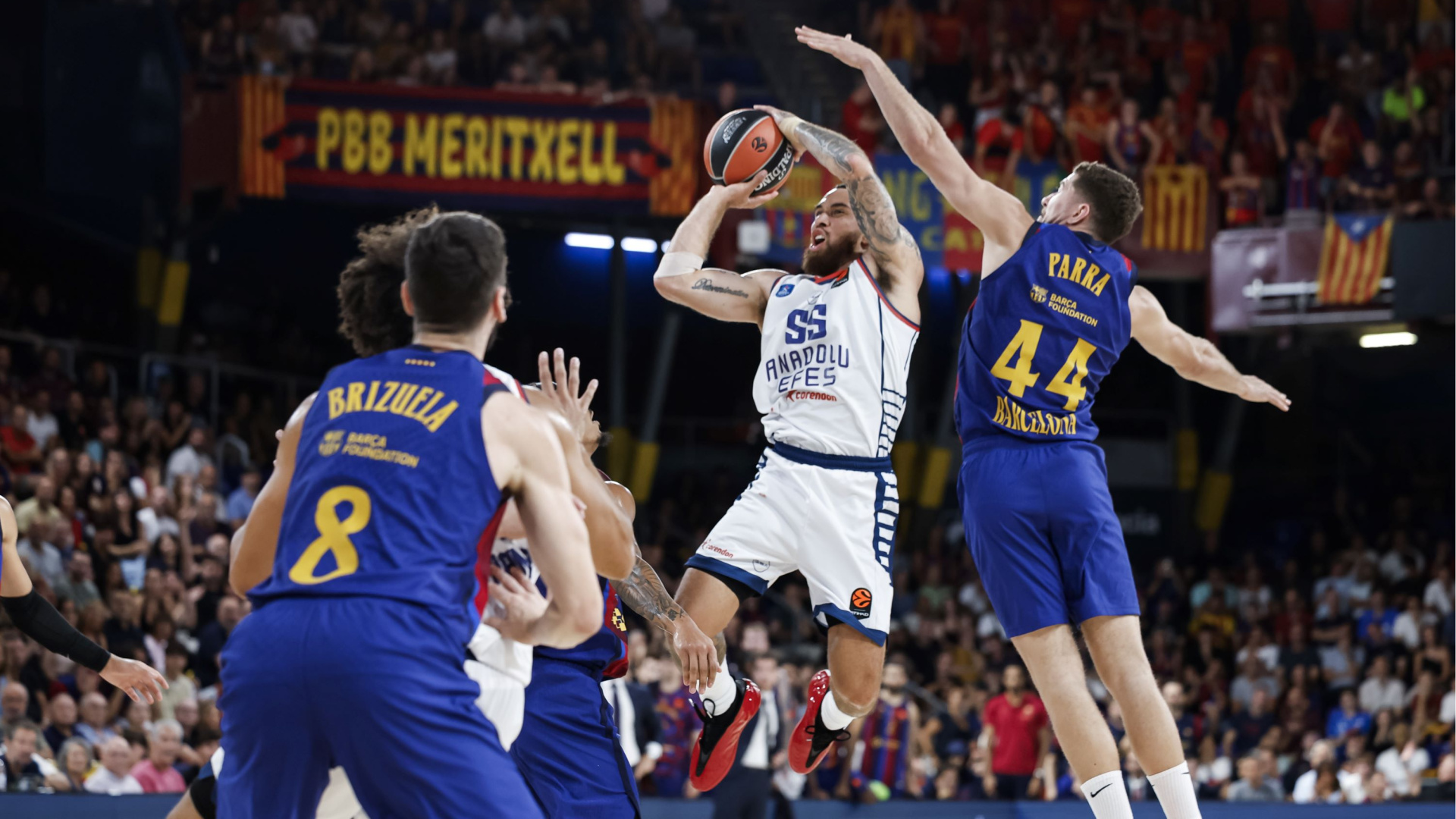 Anadolu Efes EuroLeague açılış maçında Barcelona deplasmanında kaybetti