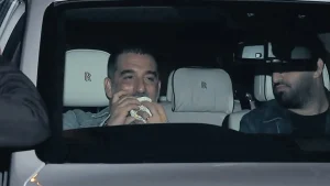 Arda Turan İstanbul gece turunda hamburger keyfi yaşadı