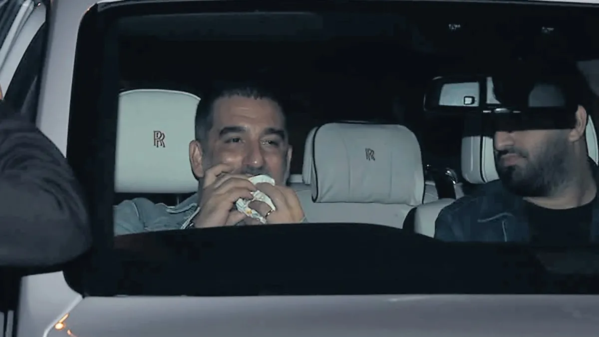 Arda Turan İstanbul gece turunda hamburger keyfi yaşadı