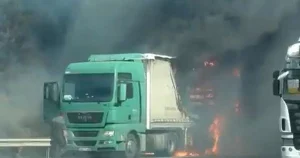 Esenyurt’ta TEM Otoyolu’nda TIR yangını ulaşımı felç etti