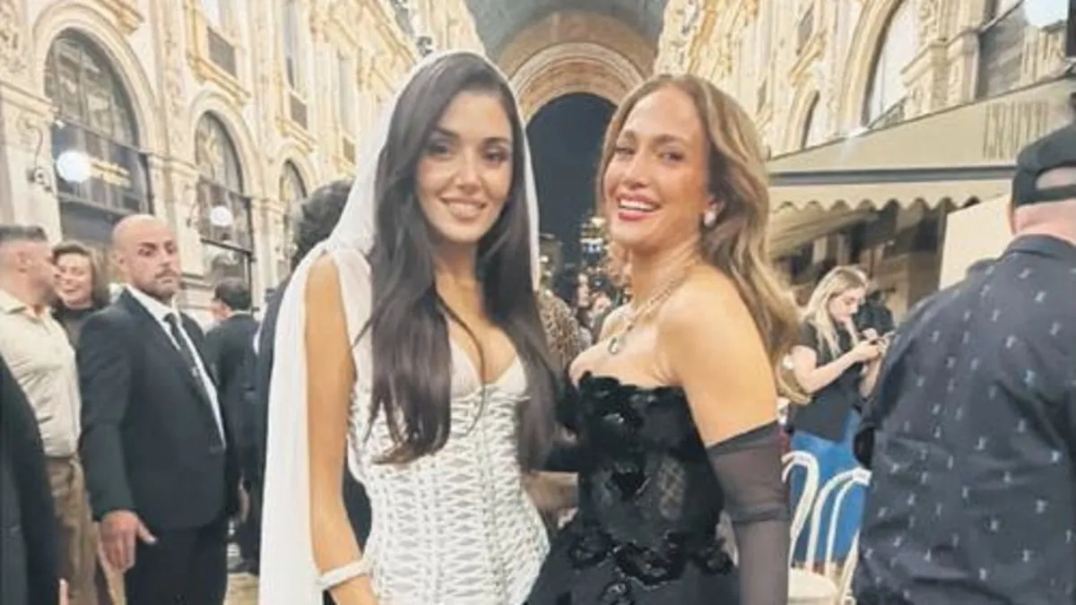 Hande Erçel Milano’da Vogue World etkinliğinde JLO ile bir araya geldi