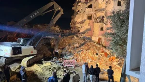 Küçükçekmece’de kentsel dönüşüm sırasında bina çöktü, iki yoldan geçen yaralandı
