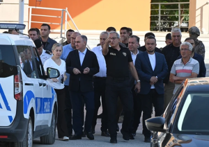 Manisa'da lise önünde yaşanan kan dondurucu silahlı okul saldırısı sonrası panik anları ve polis ekipleri.