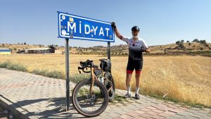 Murat Yarbuğ Bisikletle 4 Bin 500 Kilometre Yol Alarak Midyat’a Geldi