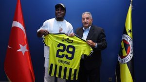 Nijeryalı eski futbolcu Emenike Fenerbahçe Kulübü’nü nostaljik bir ziyaretle onurlandırdı