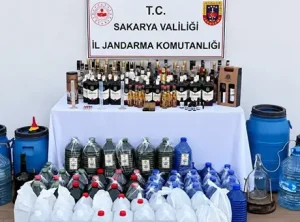 Sakarya’da 400 litre etil alkol ve sahte içki operasyonunda yüklü miktarda kaçak malzeme ele geçirildi