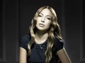 Şarkıcı Nil Özalp sermaye piyasası soruşturmasında gözaltına alındı