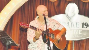 Türkbükü’nde Bülent Özdemir’e sahnede 55. sanat yılı plaketi sunuldu