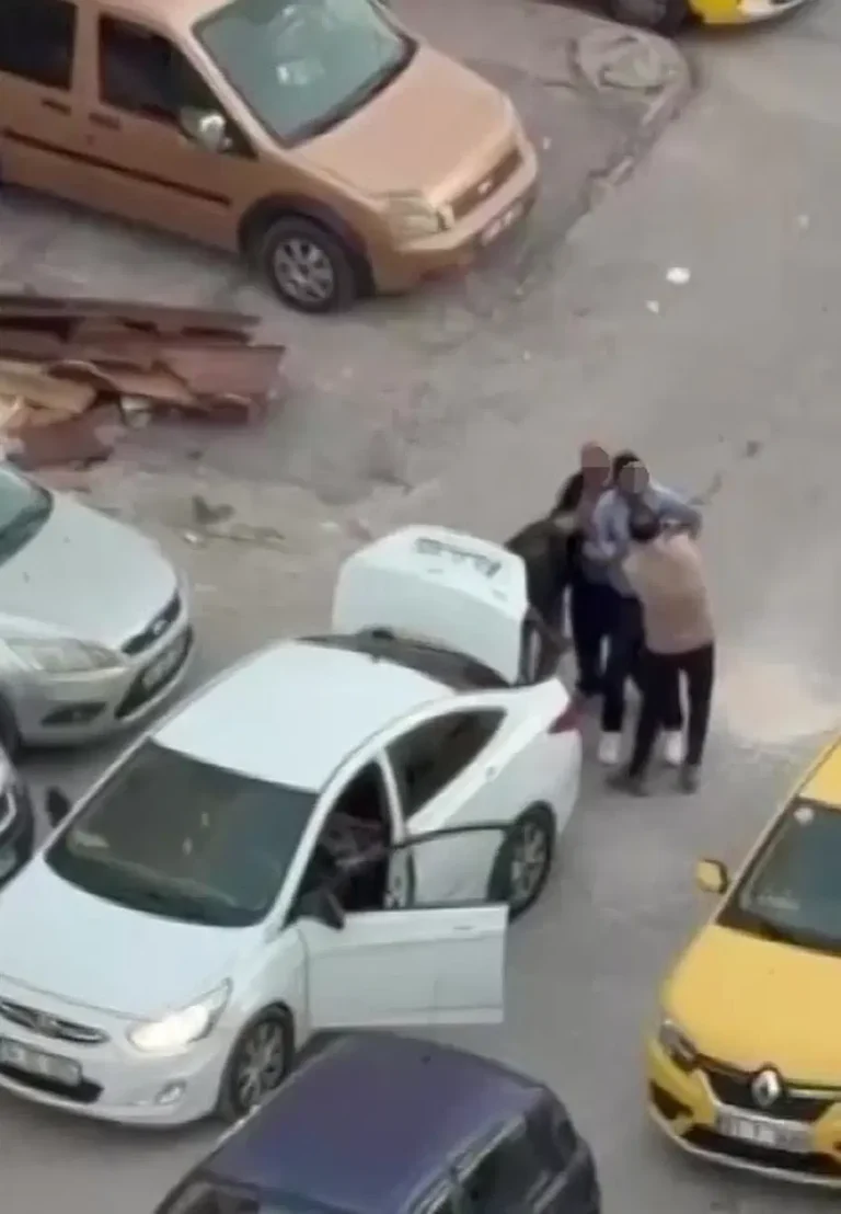 Adana’da Yeşilyurt Mahallesi’nde bir adamı otomobilin bagajına zorla bindirdiler