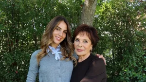 Aslışah Alkoçlar Aile Albümünden Hülya Koçyiğit’in Zarif Tarzını Gözler Önüne Serdi