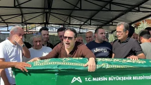 Atilla Taş, kızı Sezen Taş’ı kaybetmenin acısıyla Mersin’deki cenaze töreninde veda etti