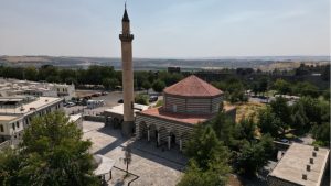 Bakan Ersoy, Diyarbakır ve Bingöl’deki Tarihi Camilerin 2 Ekim’de Yeniden İbadete Açılacağını Açıkladı