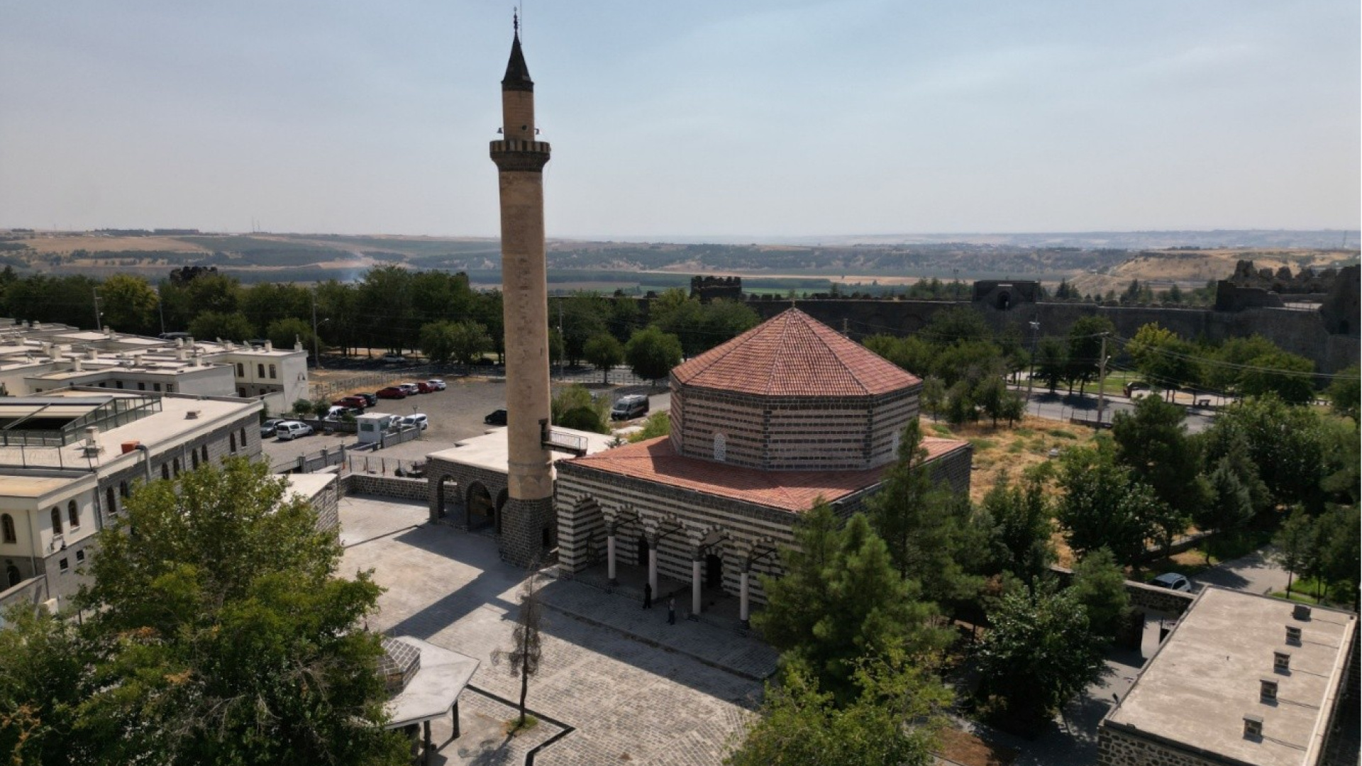 Bakan Ersoy, Diyarbakır ve Bingöl’deki Tarihi Camilerin 2 Ekim’de Yeniden İbadete Açılacağını Açıkladı