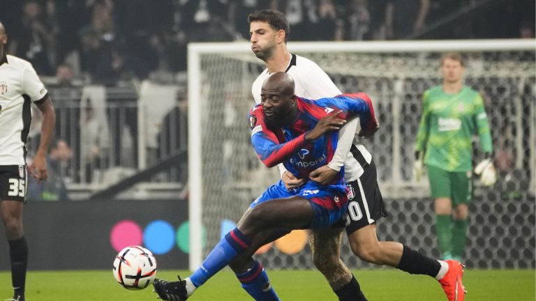 Beşiktaş’ın savunma oyuncusu Ümit Akdağ elindeki kırık nedeniyle sahalardan uzak kalacak