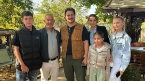 Çağatay Ulusoy’un köy ziyareti için tercih ettiği yeleğin dudak uçuklatan fiyatı