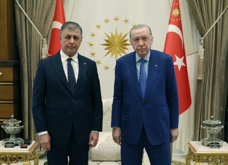 Cemil Tugay’ın İzmir’den AK Parti’ye geçişi siyasi dengeleri nasıl etkileyebilir