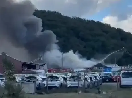 Eyüpsultan’da yediemin otoparkındaki yangın büyük bir mücadeleyle kontrol altına alındı