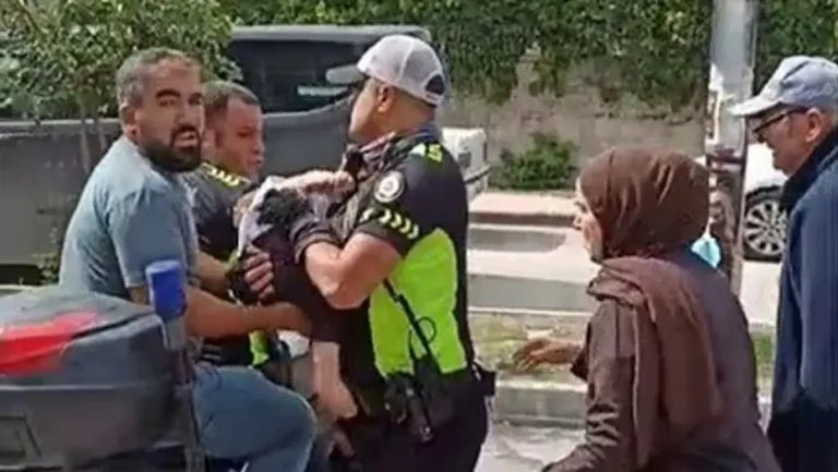 Hatay’da trafik polisi bilinci kapanan bebeği motosikletle hastaneye ulaştırdı