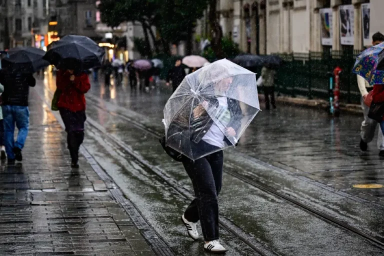 İstanbul’da Olumsuz Hava Koşulları Nedeniyle Okullar Tatil Edildi, Motosikletler Trafiğe Çıkamayacak