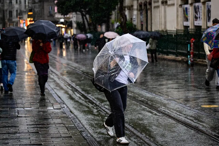 İstanbul’da Olumsuz Hava Koşulları Nedeniyle Okullar Tatil Edildi, Motosikletler Trafiğe Çıkamayacak