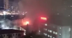 Kartal’da eğitim ve araştırma hastanesinin çatısında çıkan yangın endişe yarattı