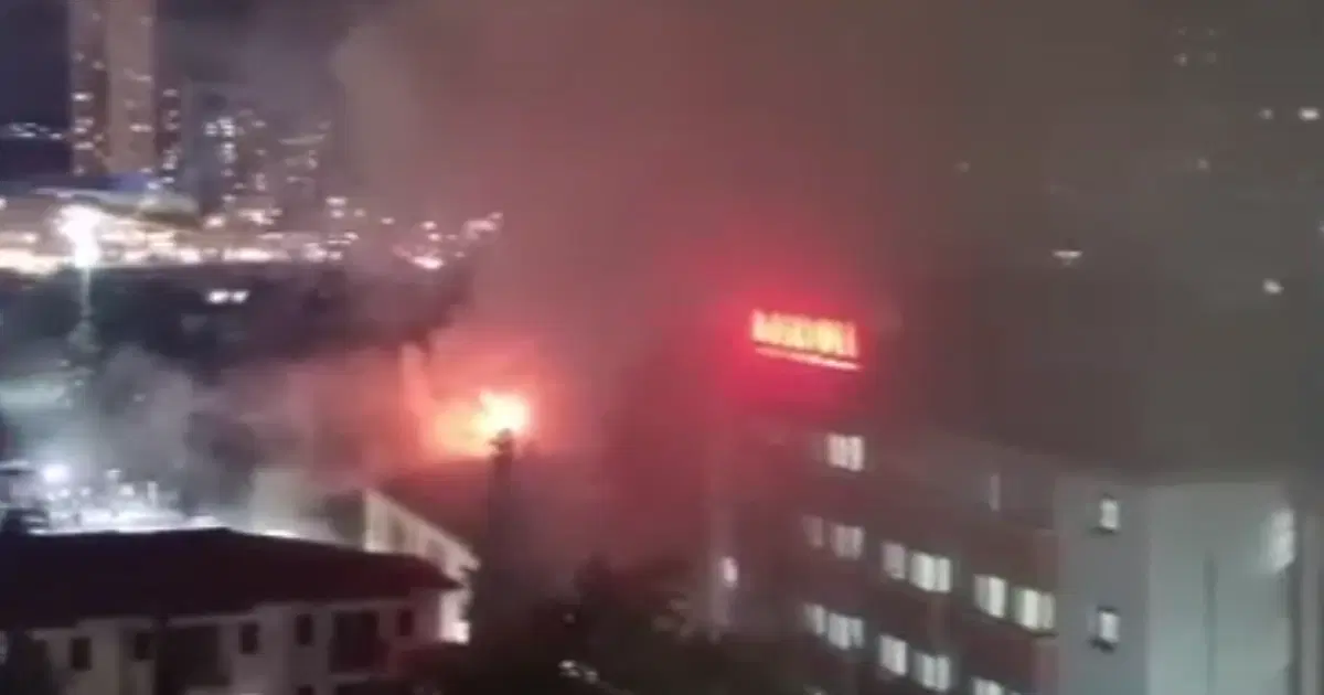Kartal’da eğitim ve araştırma hastanesinin çatısında çıkan yangın endişe yarattı