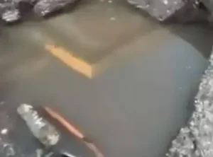 Maltepe’de asfalttaki ani çökme İETT otobüsünü çukura sürükledi