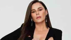 Merve Özbey Afyonkarahisar’daki konserinde merdivenden düşerek hastaneye kaldırıldı