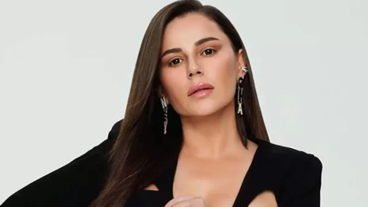Merve Özbey Afyonkarahisar’daki konserinde merdivenden düşerek hastaneye kaldırıldı