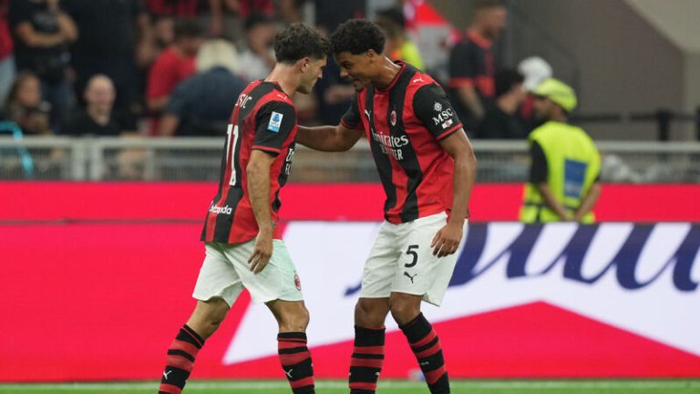 Milan, Napoli karşısında nefes kesen maçta üç puanı hanesine yazdırdı