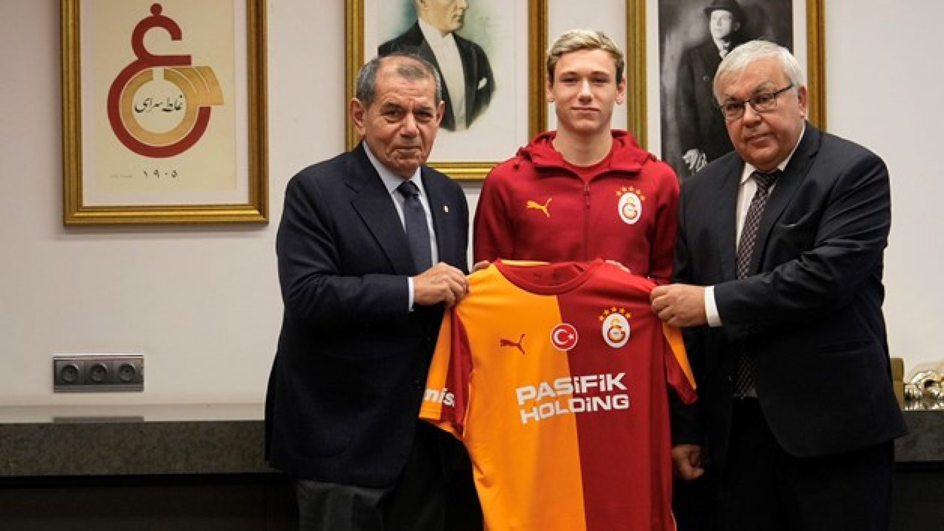 Rus diplomatlar Galatasaray Başkanı Dursun Özbek’i ziyaret ederek iş birliği mesajı verdi