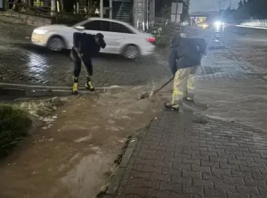 Sağanak Yağış Türkiye’nin Dört Bir Yanında Hayatı Felç Etti, Cadde ve Sokaklar Sular Altında Kaldı