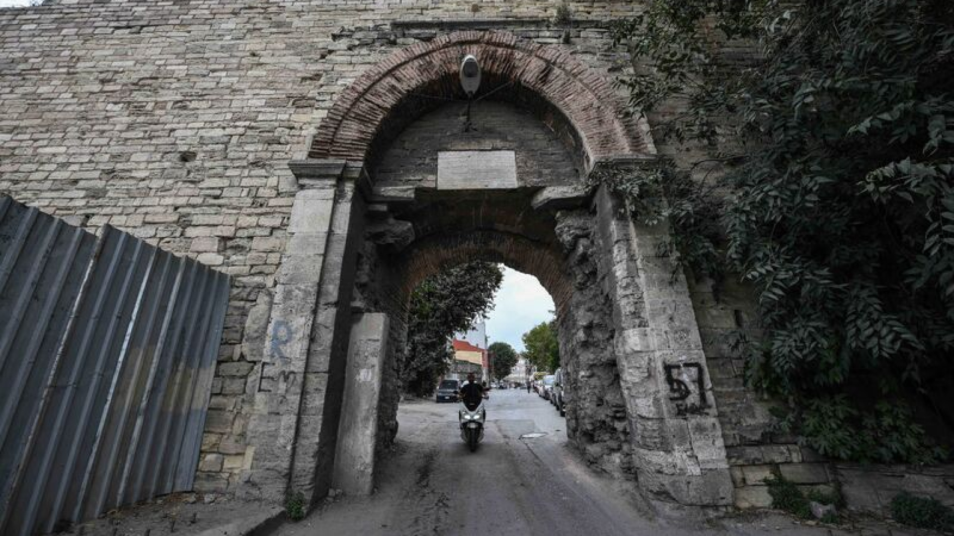 Yedikule Zindanları’nın Tarihi Kapısı Ziyaretçilere Unutulmaz Bir Deneyim Sunuyor